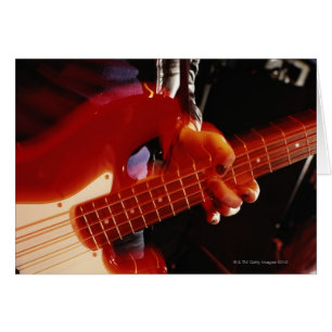 Cartão Homem novo que joga a guitarra baixa, fim-acima da