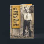 Cartão Homem-Vintage - A conduzir o Quinto Aniversário e<br><div class="desc">Foto de um homem bebendo uma garrafa de bebida (um quinto). O exterior diz que é seu aniversário... Peça o quinto! O dentro diz,  "... ou pelo menos beber um quinto. Saúde!" Um cartão de aniversário engraçado para ele.</div>