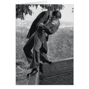 Cartão Homens gay beijando na borda