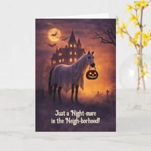 Cartão Humor de Halloween com cavalo fazendo doces ou tra