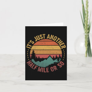 Cartão Humor Hiker Retro Vintage É apenas mais meio M