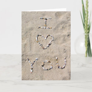 Cartão I LOVE YOU written in sea shells in the sand