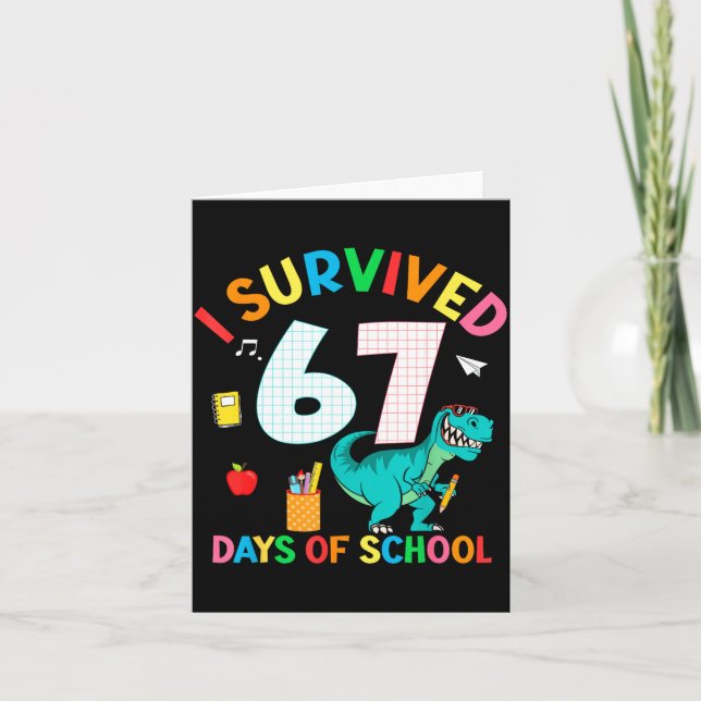 Cartão I Survived 67 Days Of School Trex Funny 67 Teacher (Frente)