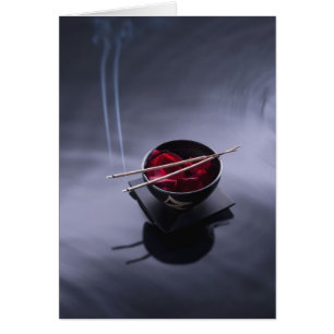 Cartão Incenso ardente sobre a bacia de pétalas