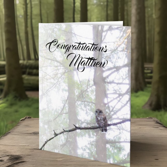 Cartão Incentivo a Inspiração Sábio de Formas de Graduaçã (Barred owl in misty forest personalized graduation card of congratulations, wise woodland wildlife)