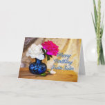 Cartão Irmã adoptiva, feliz aniversario com rosas<br><div class="desc">Os rosas em um vaso dizem o feliz aniversario em uma maneira romântica. Trabalhos artísticos originais que mostram dois rosas em um vaso azul com os rosebuds que encontram-se na mesa.</div>