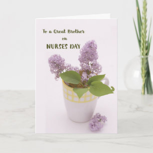 Cartão Irmão Enfermeira com Lilacs no Café Mug Vase