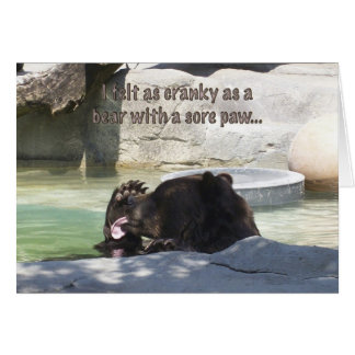 Cartão Irritadiço como um urso com uma pata dorido