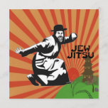 Cartão Jew Jitsu | Presentes do Bar judeu Mitzvah<br><div class="desc">Excelente presente para o seu próximo Bar Mitzvah! 

Este incrível cartão de convite contém um design gráfico preto e um texto preto,  que se parece melhor com uma cor de fundo clara.


jew humor engraçado jews "ju jitsu" "jew jitsu" hilário hebreu judeu</div>