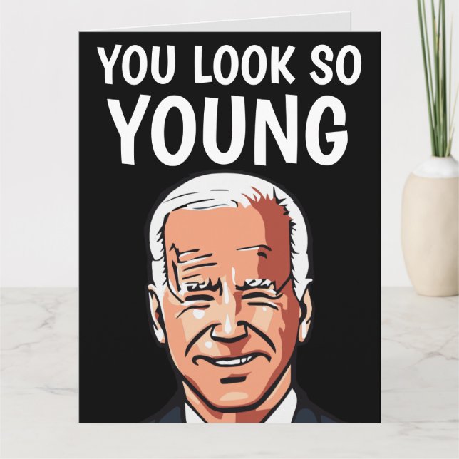 CARTÃO JOE BIDEN VOCÊ PARECE TÃO JOVEM CARRO DE ANIVERSÁR (Frente)