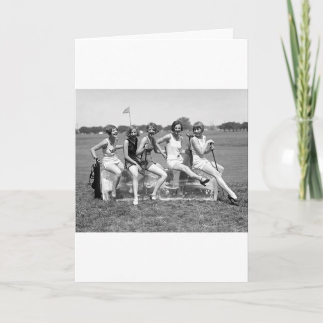 Cartão Jogadores de golfe bonito da menina, 1920 (Frente)