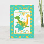 Cartão Kids Dinossauro aniversário de 3 anos Azul<br><div class="desc">Um cartão de aniversário de 3 anos divertido. Este brilhante terceiro cartão de aniversário apresenta um dinossauro verde T-Rex, um Brontosauro amarelo e um Tricerátopo azul, colocado sobre um fundo de dinossauro azul e amarelo Um adorável design para um menino que terá três anos de idade. A idade de aniversário...</div>