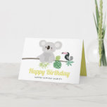 Cartão Koala bonito e feliz aniversario tropical de<br><div class="desc">Envie desejos e cumprimentos do aniversário com este cartão de aniversário tropical. Caracteriza ilustrações do koala bonito e toucan com monstera e outras folhas tropicais. Personalize adicionando seus próprios detalhes. Este cartão de aniversário bonito será perfeito para festas de aniversário do verão. Os artigos de harmonização estão disponíveis.</div>