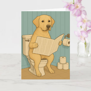 Cartão Labrador Amarelo lendo jornal em Toilet