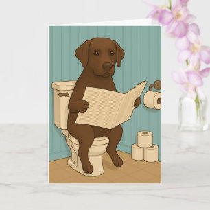 Cartão Labrador de Chocolate Lendo Jornal em Banheiro