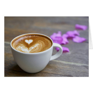 Cartão Latte da Taça da Manhã com espuma em forma de cora