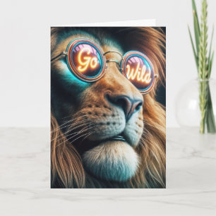 Cartão Leão de aniversário Vestindo óculos de sol neon co