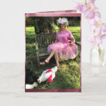 Cartão Louca Dama de Frango - Feliz Aniversário<br><div class="desc">Onde você se vê em 10 anos - como uma louca? Feliz aniversário e fique calmo e atento! 
Apresentando uma galinha louca de tutu cor-de-rosa alimentando as galinhas - uma vestindo um tutu cor-de-rosa e bebendo coquetel.  Esta é a vida!</div>