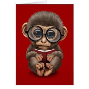 Cartão Macaco bonito do bebê que lê um livro no vermelh
