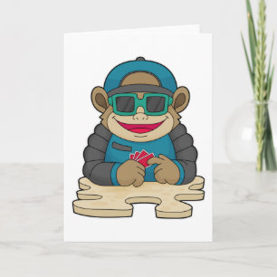 Cartão Macaco jogando pôquer com cartas de pôquer e óculo