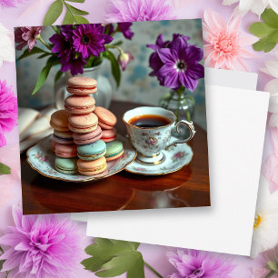 Cartão Macaron, Café e Vaso de Flores Roxas