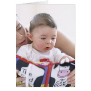 Cartão Mãe que lê ao bebé. Caras de uma mãe