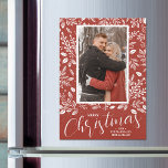 Cartão Magnético de Foto de Natal Botânico<br><div class="desc">Estes cartões de natal magnéticos apresentam bagas brancas,  folhas e pontos em volta de sua foto favorita em um fundo vermelho rústico com seus nomes e saudações em letras quentes no fundo. Mais designs na nossa coleção.</div>