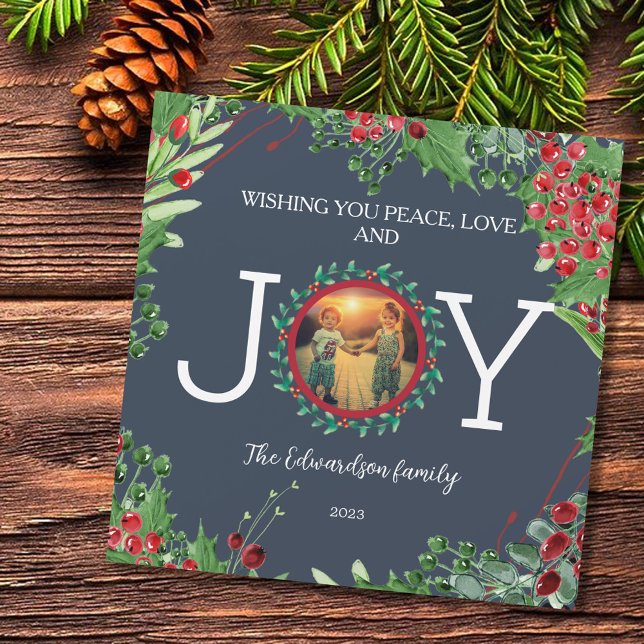 Cartão magnético de Natal com fotografia de Joy bo (Wishing you peace love and joy, photo Christmas magnetic card. Decorated with foliage and berries.)
