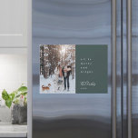 Cartão Magnético Mínimo de Foto Verde da Floresta<br><div class="desc">Um cartão de saudação simples com fotos de feriado moderno, com uma citação mínima moderna de tipografia, "tudo é feliz e brilhante", emparelhado com uma letra manuscrita para o nome da sua família, em branco, com uma cor verde-de-floresta escura, no estilo de design 'escandinavo'. A saudação, o nome e o...</div>