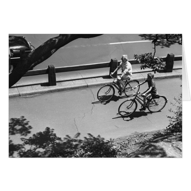 Cartão Man and Boy Cycling (Frente Horizontal)