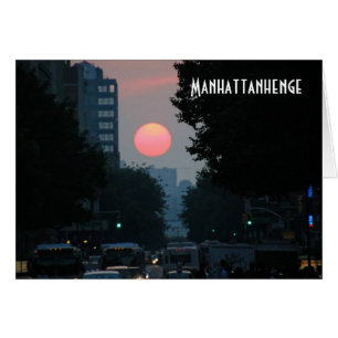 Cartão Manhattanhenge: ajustando o sol alaranjado pinkish