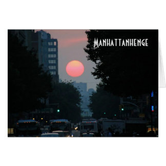Cartão Manhattanhenge: ajustando o sol alaranjado pinkish