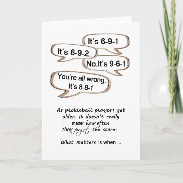 Cartão Mantendo a placa de aniversário de picleball (Frente)