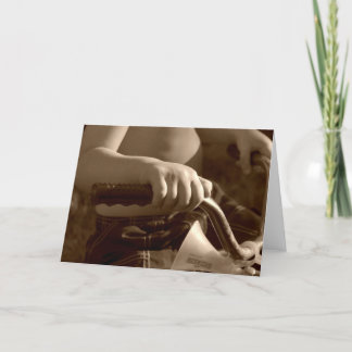 Cartão mãos da criança no triciclo