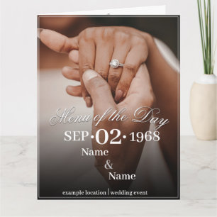 Cartão Mãos de um casal de casamento colorido com o anel