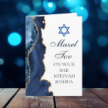 Cartão Marinho Azul Dourado Mazel Tov Bar Personalizado M<br><div class="desc">O azul e o ouro marinho elegantes decoram o lado desta placa de parabéns do Bar moderno Mitzvah. Mazel Tov! Personalize-o sob a Estrela de David. Cartão de saudação personalizado perfeito para uma família de judeus na moda que celebra um menino chamado para a Torá.</div>