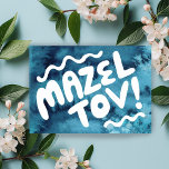Cartão MAZEL TOV BAR BAT MITZVAH Aquarela Personalizável<br><div class="desc">Texto desenhado à mão por mim para você. Adicione seu próprio texto ao interior do cartão ou altere as cores do fundo. Para mais designs e cores, verifique minha loja! Ou me avise se você gostaria de algo personalizado. Eu também tenho papel de embrulho correspondente e, claro, versões para Bar...</div>
