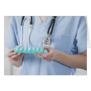 Cartão Médica feminina segurando caixa de pílulas, seção 