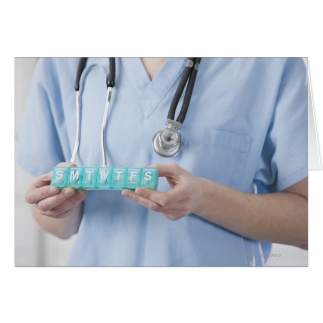 Cartão Médica feminina segurando caixa de pílulas, seção  (Frente Horizontal)