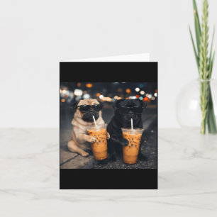 Cartão Meme engraçado de dois pugzinhos bebendo café gela