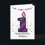 Cartão Menina cor-de-rosa e roxa do primeiro aniversario<br><div class="desc">Um cartão cor-de-rosa e roxo da menina do primeiro aniversario, que você possa personalizar com seu nome. A parte dianteira deste cartão de primeiro aniversario na moda para suas características o número um em uma vela listrada colorida do design. O fundo tem os confetes coloridos polvilhados em torno da uma...</div>