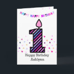 Cartão Menina cor-de-rosa e roxa do primeiro aniversario<br><div class="desc">Um cartão cor-de-rosa e roxo da menina do primeiro aniversario, que você possa personalizar com seu nome. A parte dianteira deste cartão de primeiro aniversario na moda para suas características o número um em uma vela listrada colorida do design. O fundo tem os confetes coloridos polvilhados em torno da uma...</div>