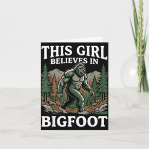 Cartão menina crente em pé grande floresta sasquatch crip