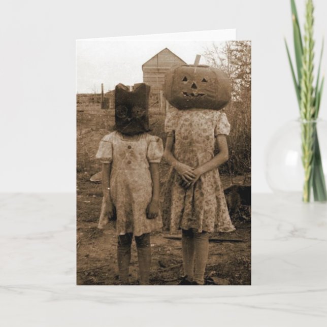 Cartão Menina da abóbora com o saco preto (Frente)