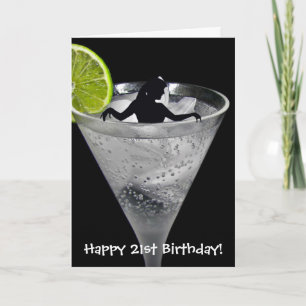Cartão menina em copo de cocktail para aniversário de 21 