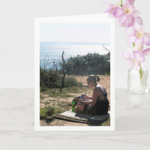 Cartão Menina Lendo na Praia