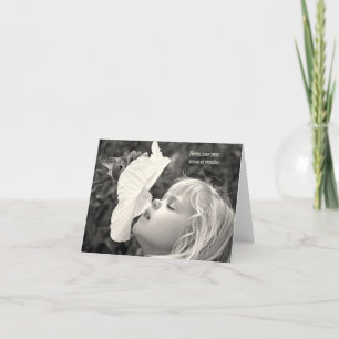 Cartão menina loira cheirando um hibisco