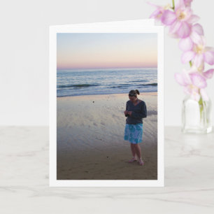 Cartão Menina na Praia ao Pôr do Sol