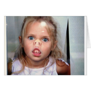 Cartão Menina que pressiona seu nariz contra uma janela