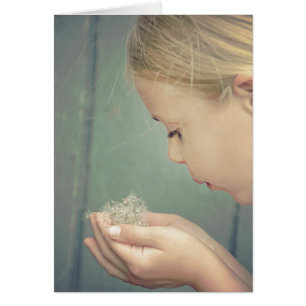 Cartão Menina, sementes de dandelion na mão